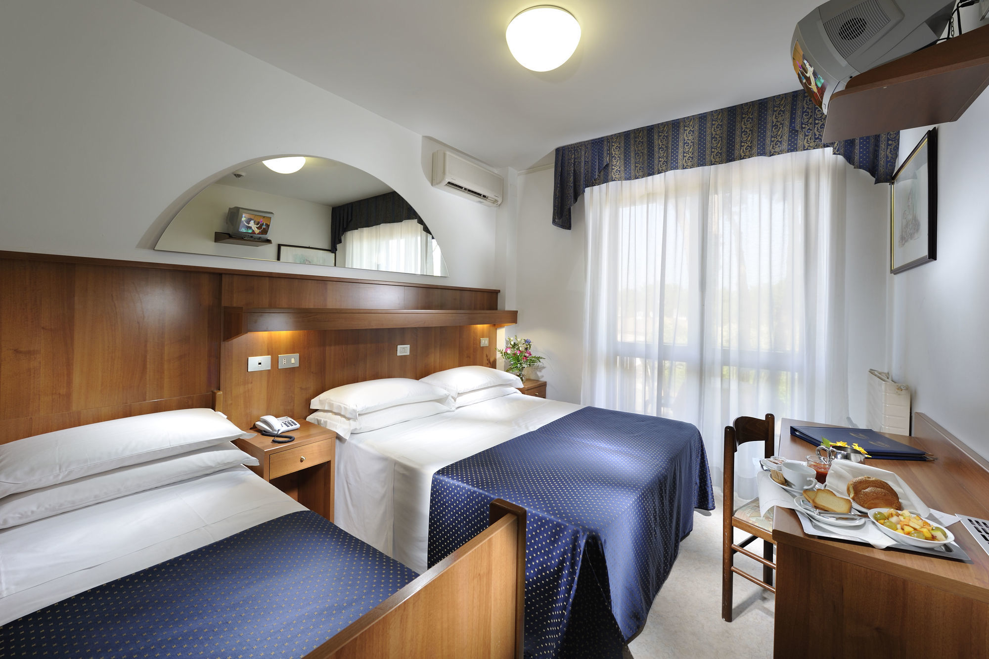 Hotel Vina De Mar Lignano Sabbiadoro Buitenkant foto