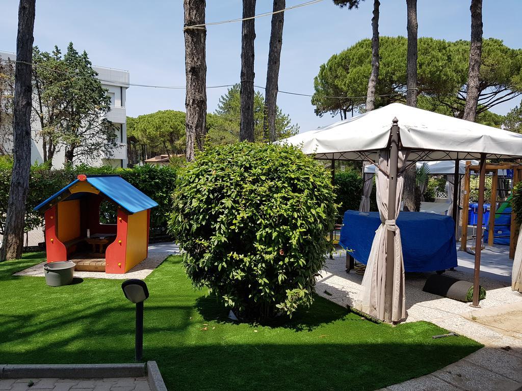 Hotel Vina De Mar Lignano Sabbiadoro Buitenkant foto