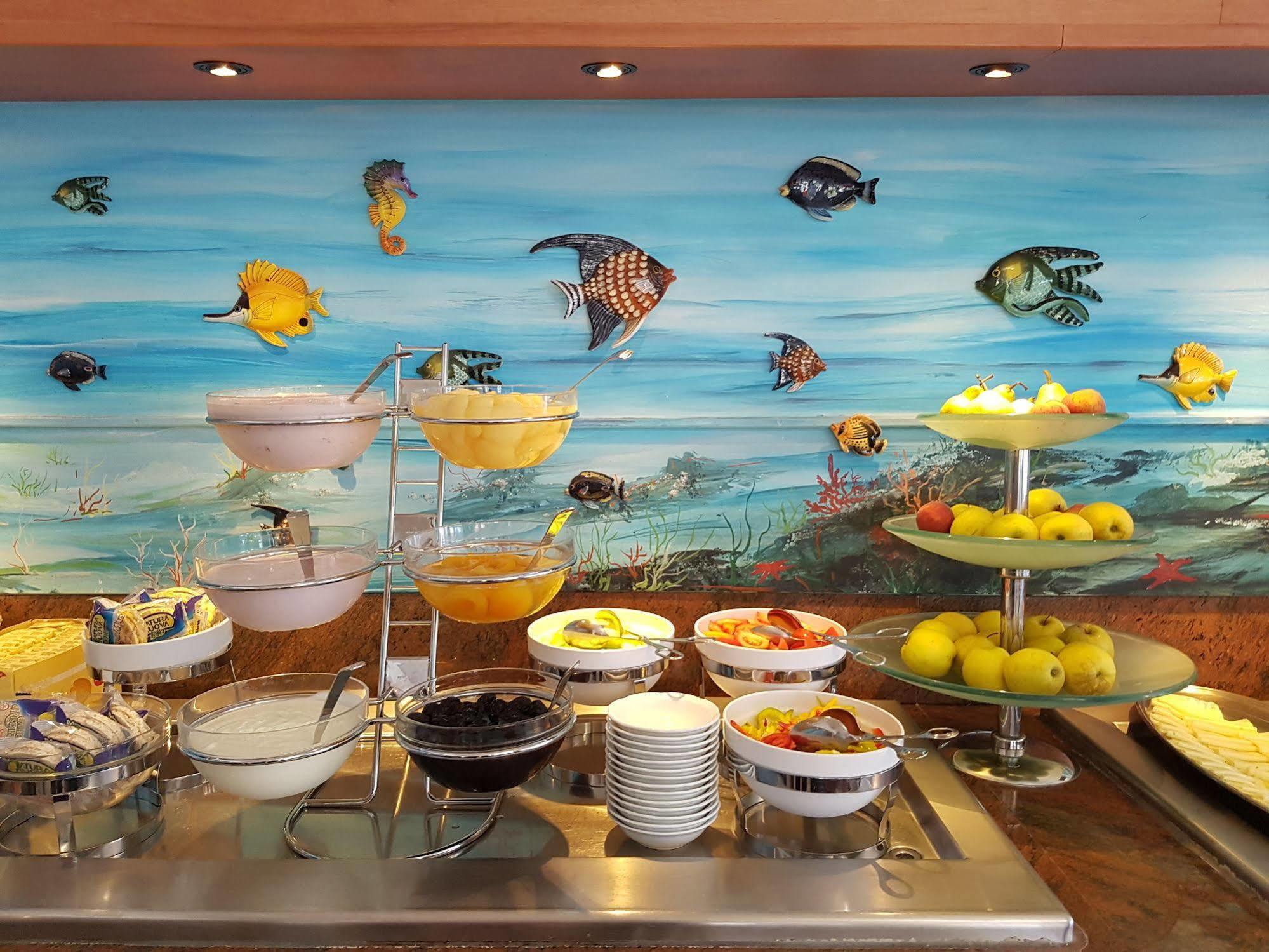 Hotel Vina De Mar Lignano Sabbiadoro Buitenkant foto