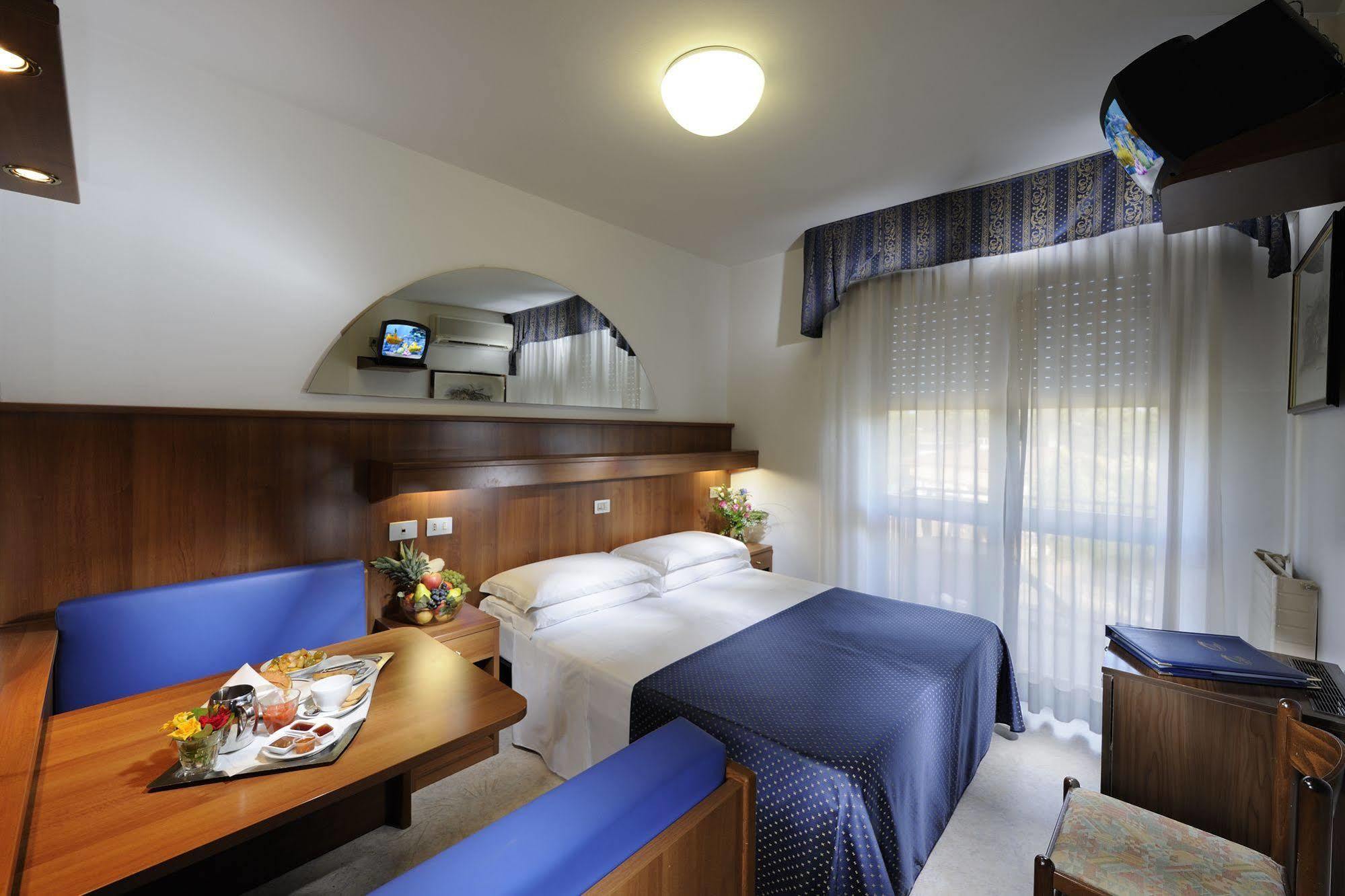 Hotel Vina De Mar Lignano Sabbiadoro Buitenkant foto