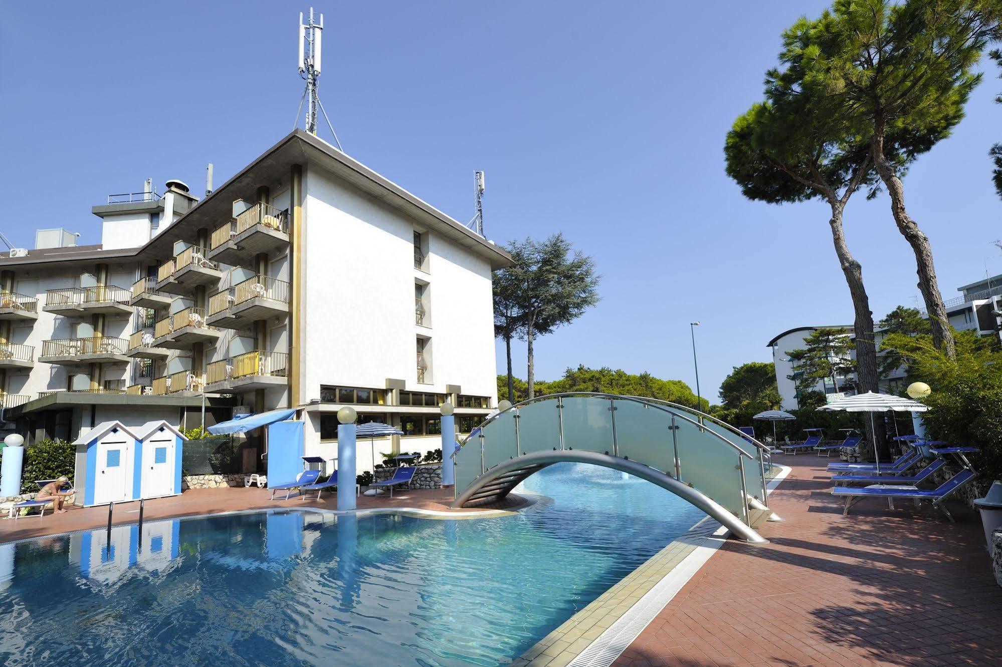 Hotel Vina De Mar Lignano Sabbiadoro Buitenkant foto