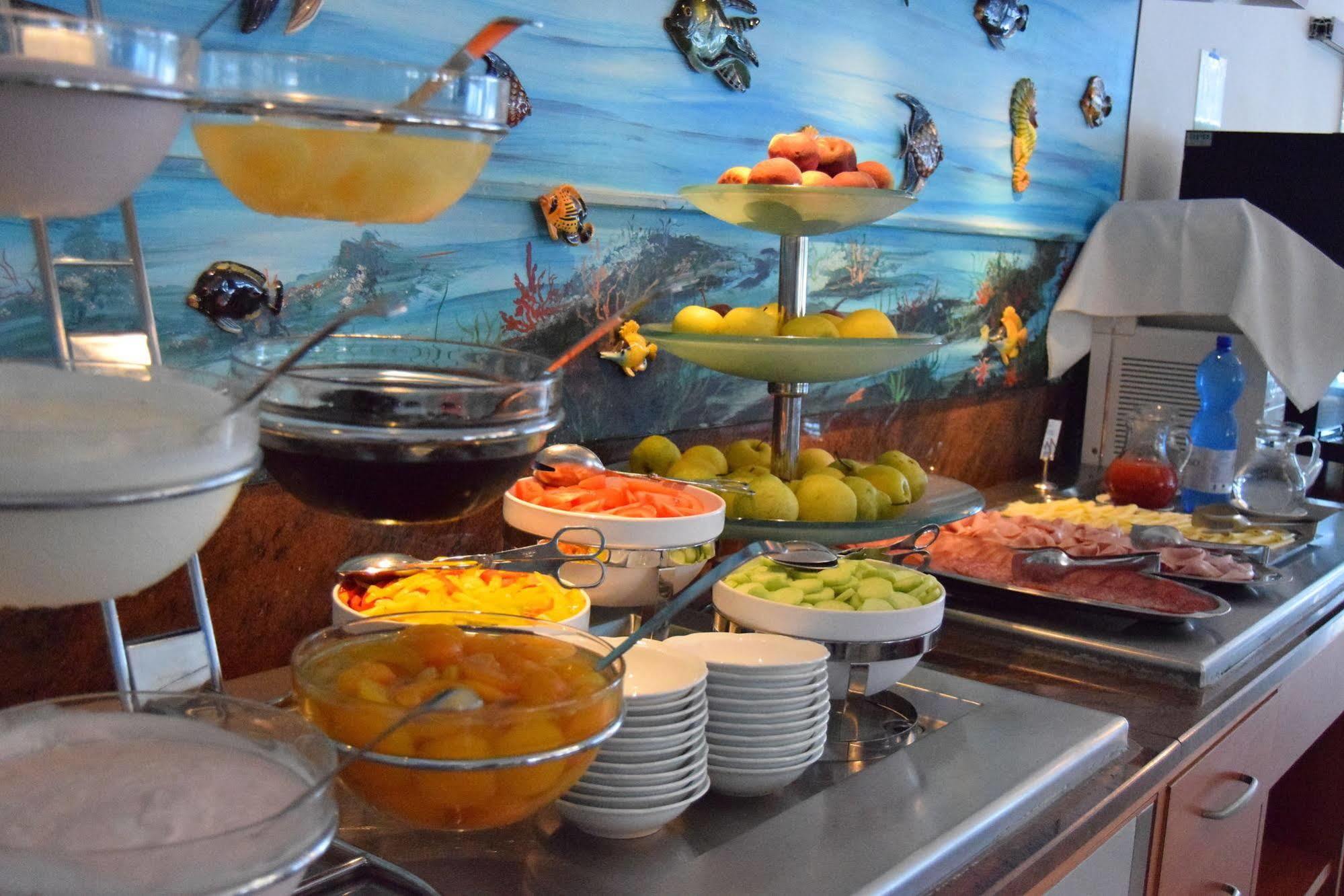 Hotel Vina De Mar Lignano Sabbiadoro Buitenkant foto