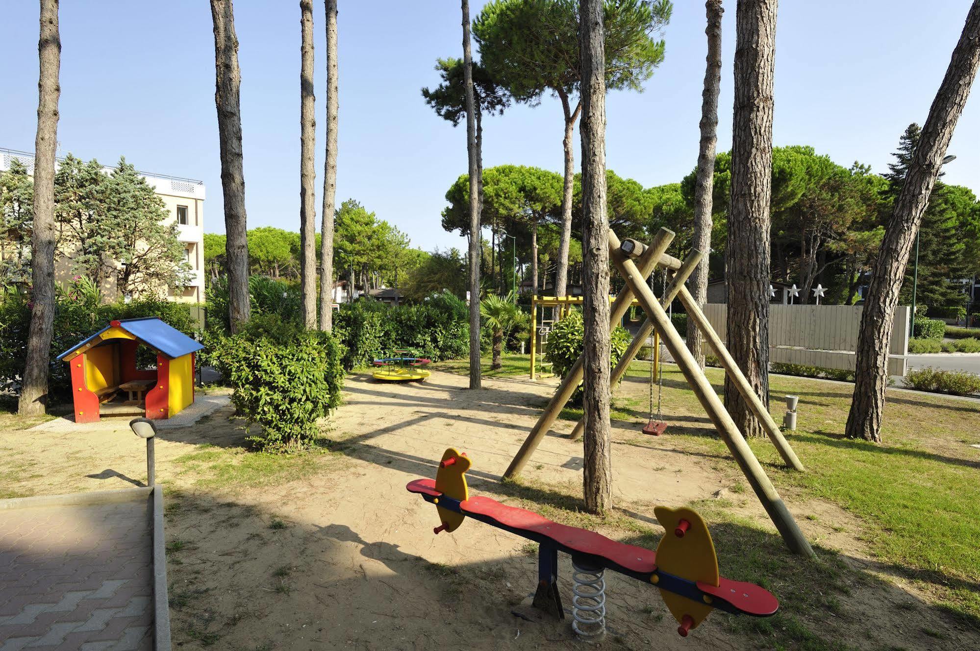 Hotel Vina De Mar Lignano Sabbiadoro Buitenkant foto