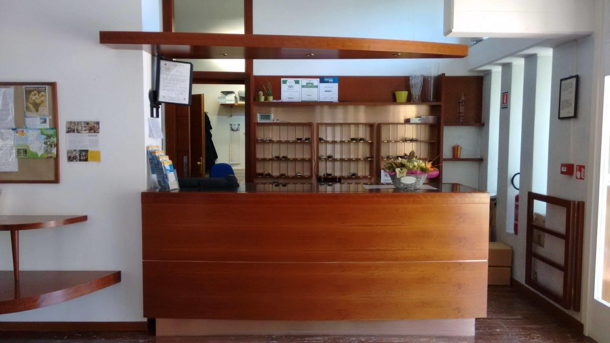 Hotel Vina De Mar Lignano Sabbiadoro Buitenkant foto