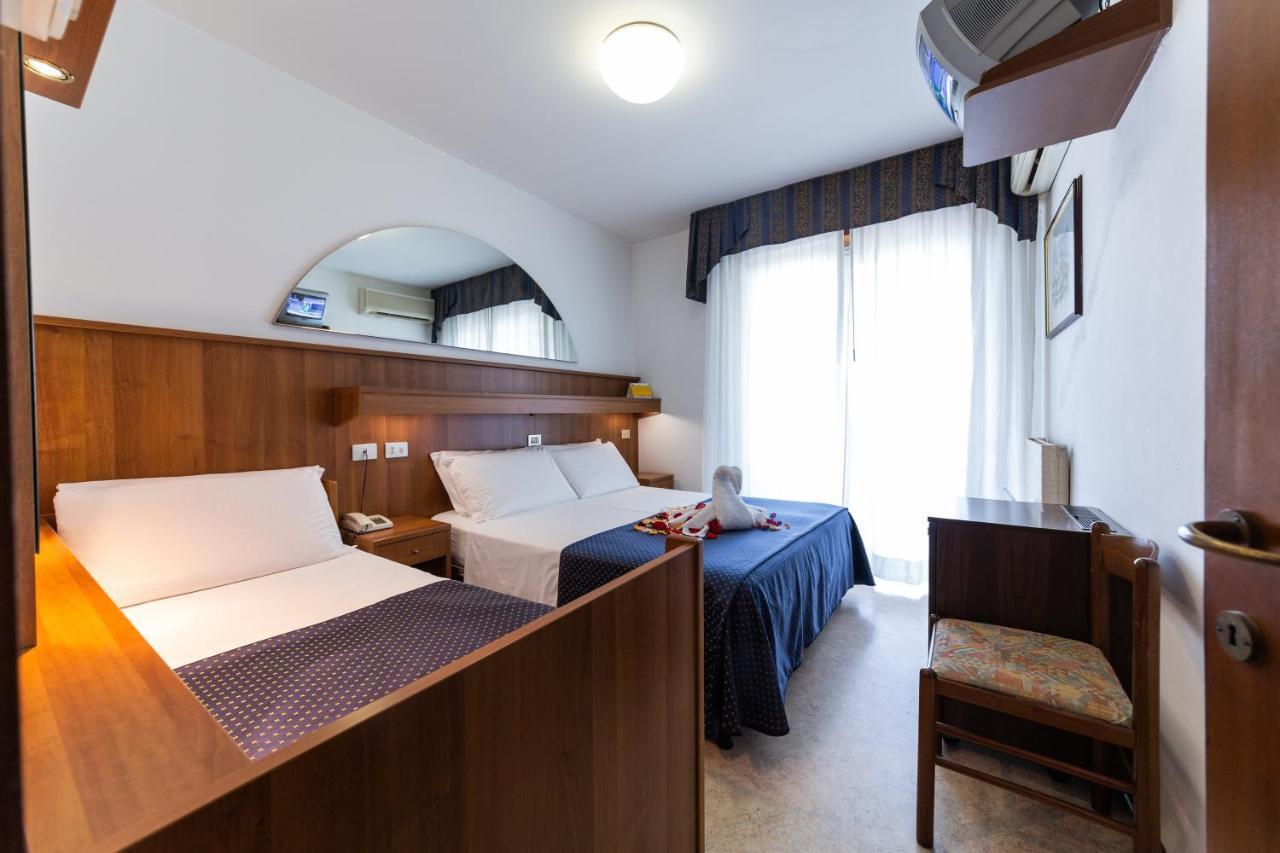 Hotel Vina De Mar Lignano Sabbiadoro Buitenkant foto