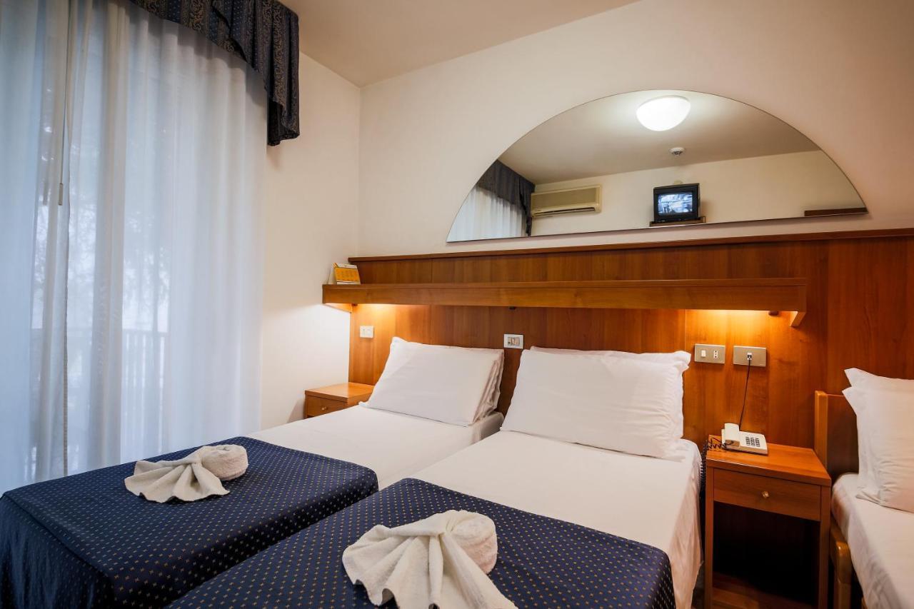 Hotel Vina De Mar Lignano Sabbiadoro Buitenkant foto