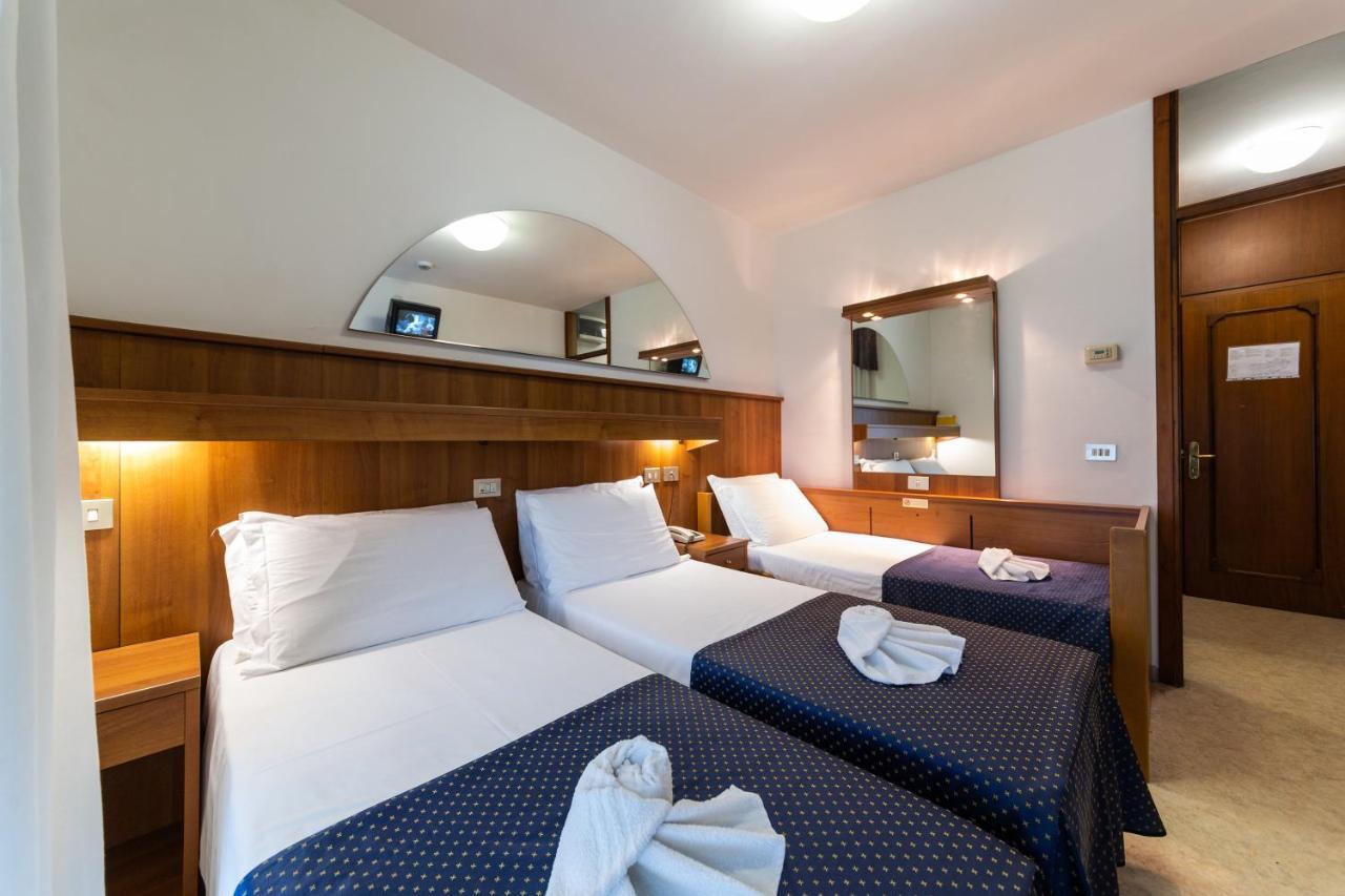 Hotel Vina De Mar Lignano Sabbiadoro Buitenkant foto