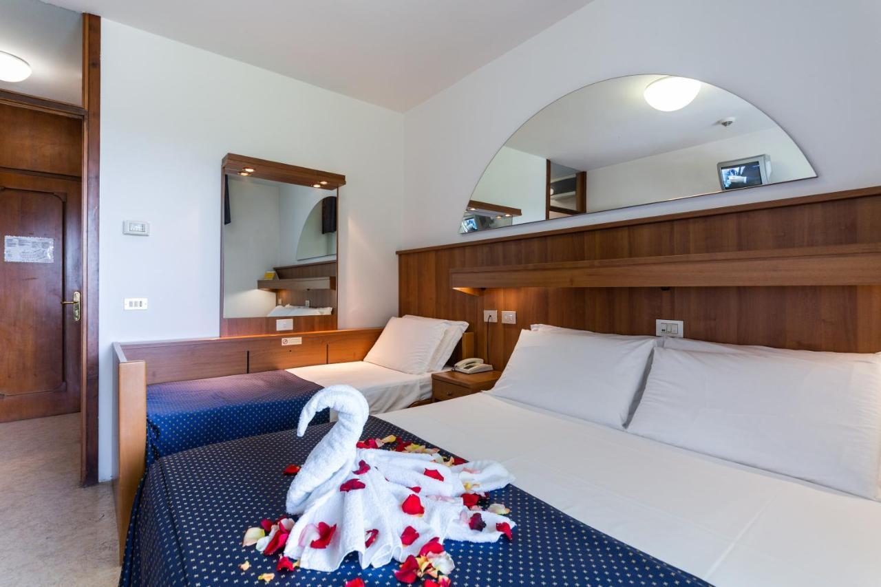 Hotel Vina De Mar Lignano Sabbiadoro Buitenkant foto