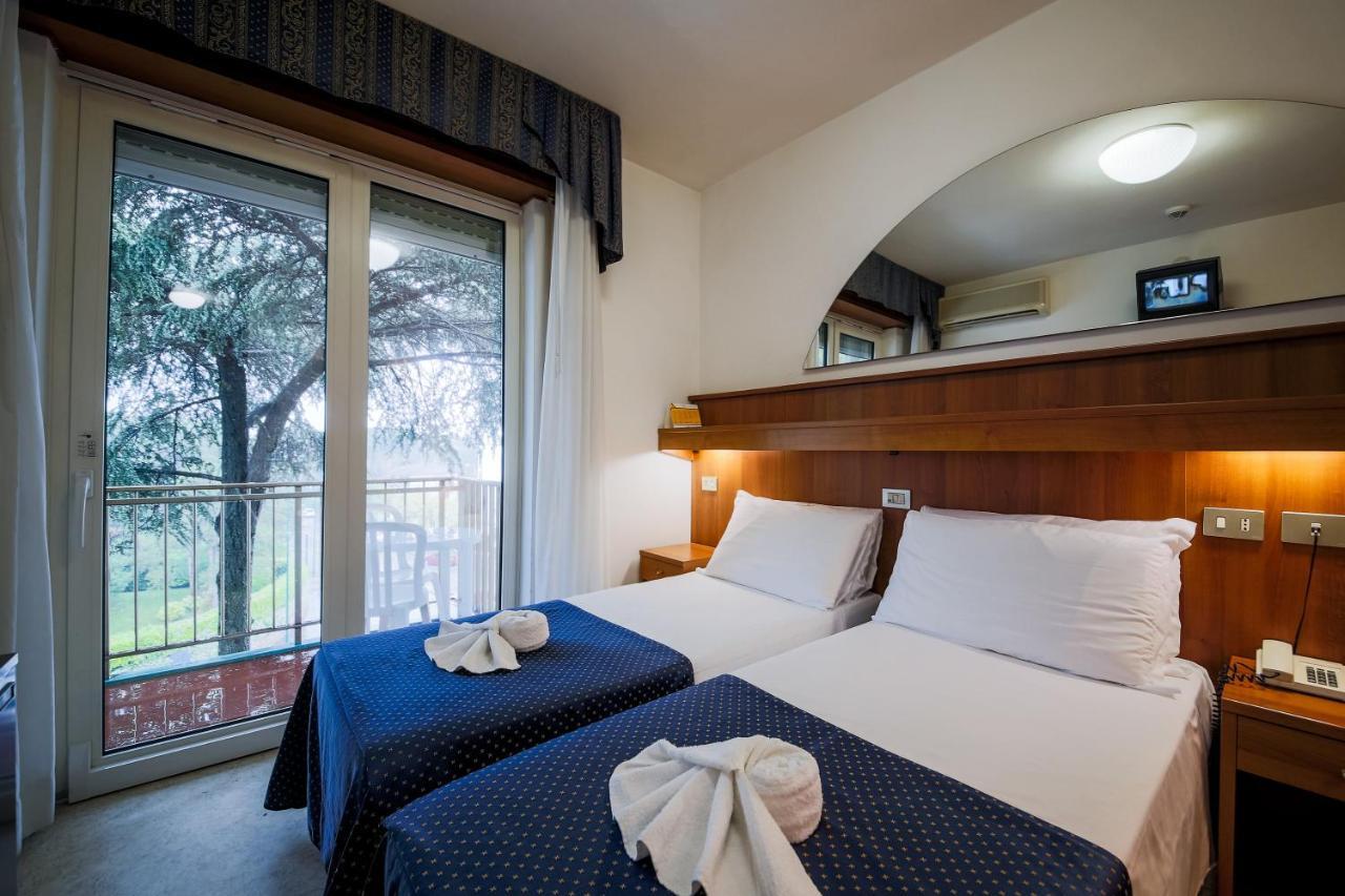 Hotel Vina De Mar Lignano Sabbiadoro Buitenkant foto