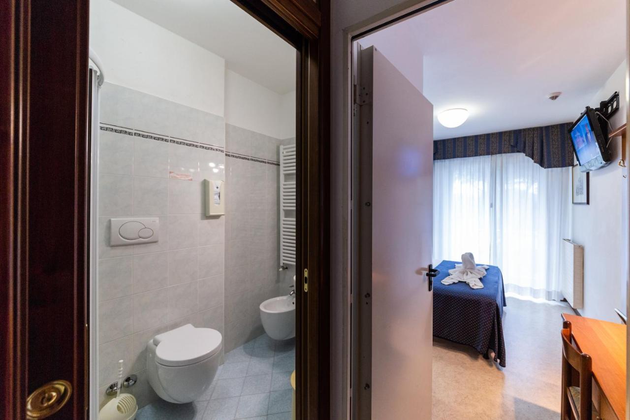 Hotel Vina De Mar Lignano Sabbiadoro Buitenkant foto