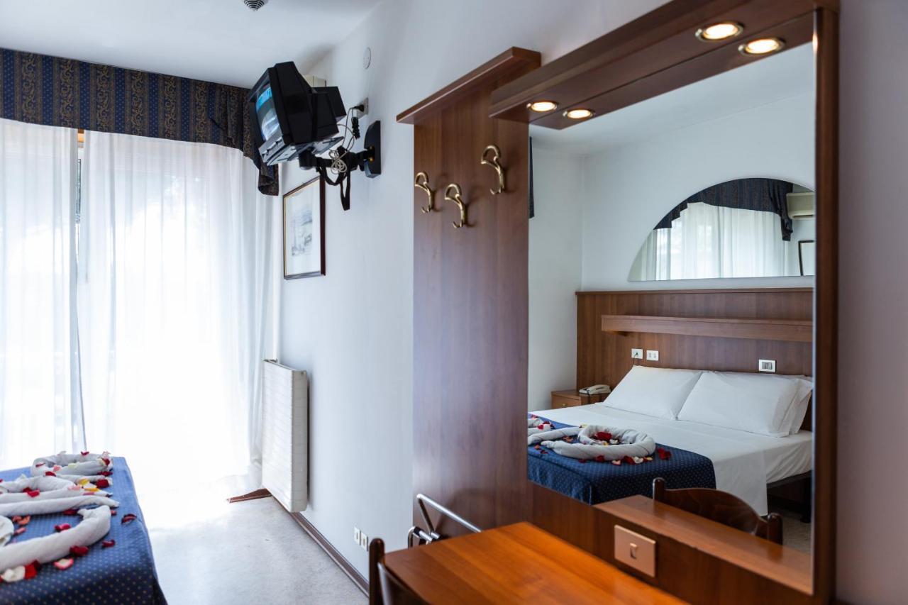 Hotel Vina De Mar Lignano Sabbiadoro Buitenkant foto