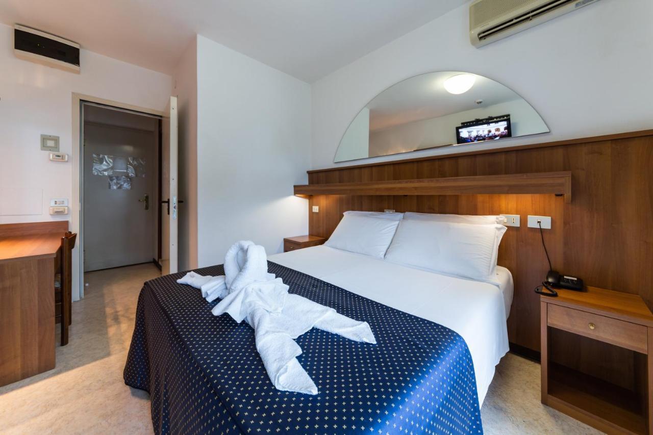 Hotel Vina De Mar Lignano Sabbiadoro Buitenkant foto