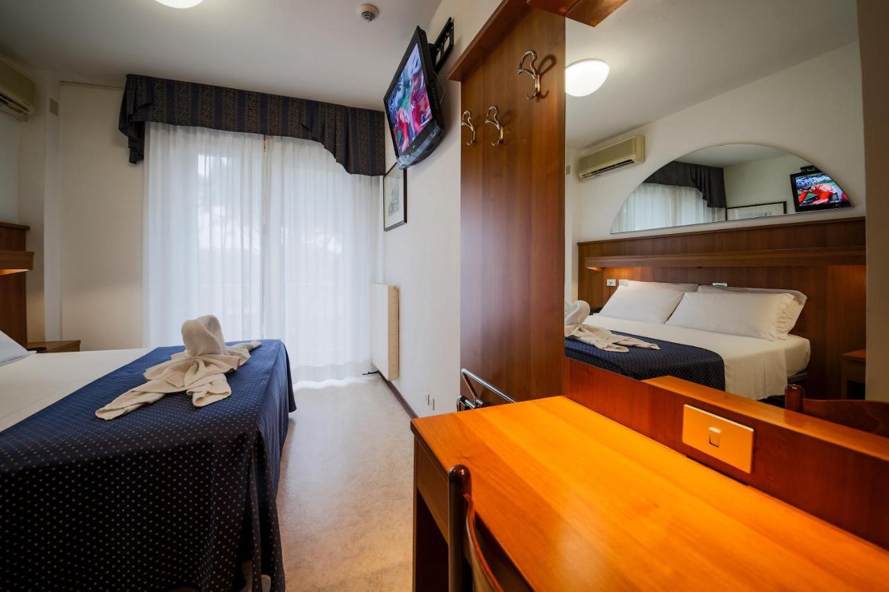 Hotel Vina De Mar Lignano Sabbiadoro Buitenkant foto