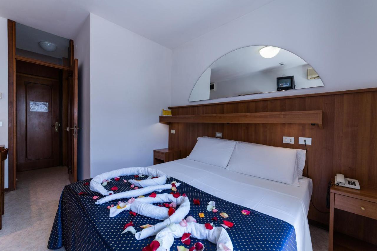 Hotel Vina De Mar Lignano Sabbiadoro Buitenkant foto