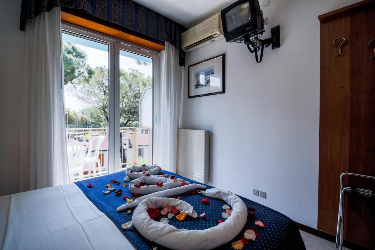 Hotel Vina De Mar Lignano Sabbiadoro Buitenkant foto