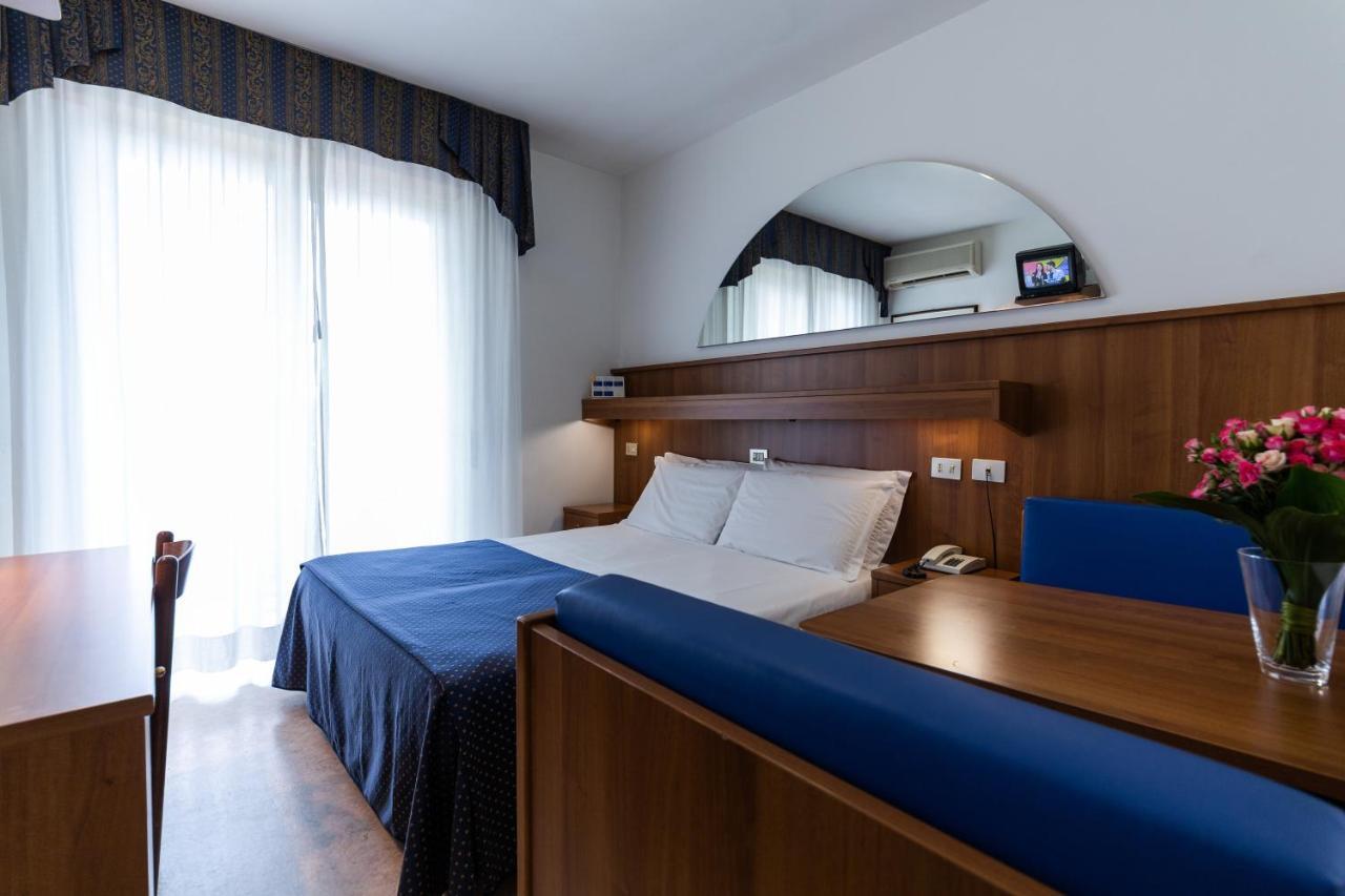 Hotel Vina De Mar Lignano Sabbiadoro Buitenkant foto