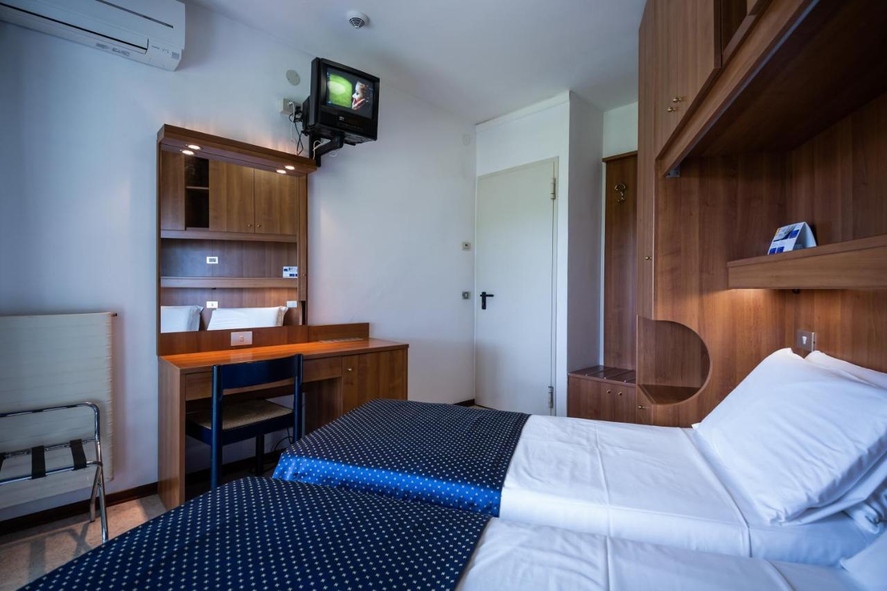 Hotel Vina De Mar Lignano Sabbiadoro Buitenkant foto