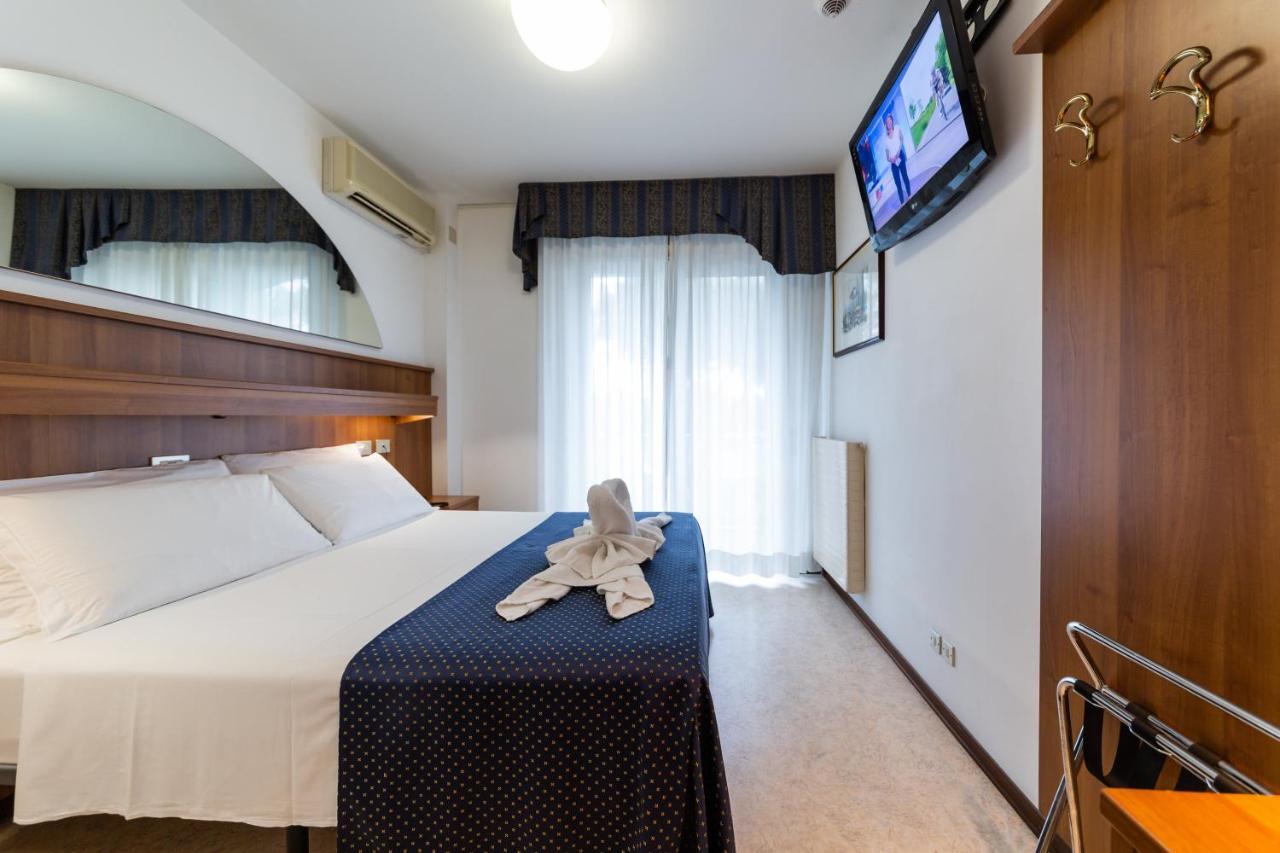 Hotel Vina De Mar Lignano Sabbiadoro Buitenkant foto