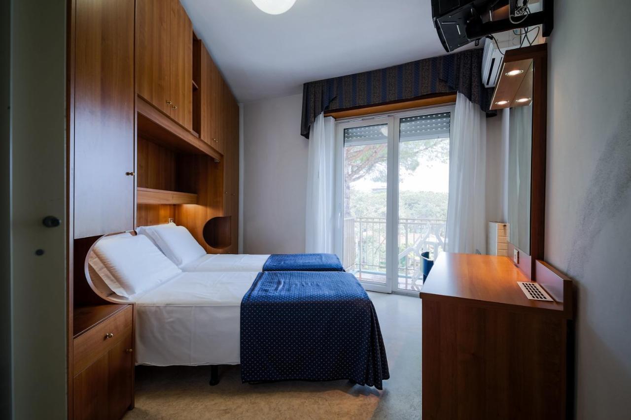 Hotel Vina De Mar Lignano Sabbiadoro Buitenkant foto